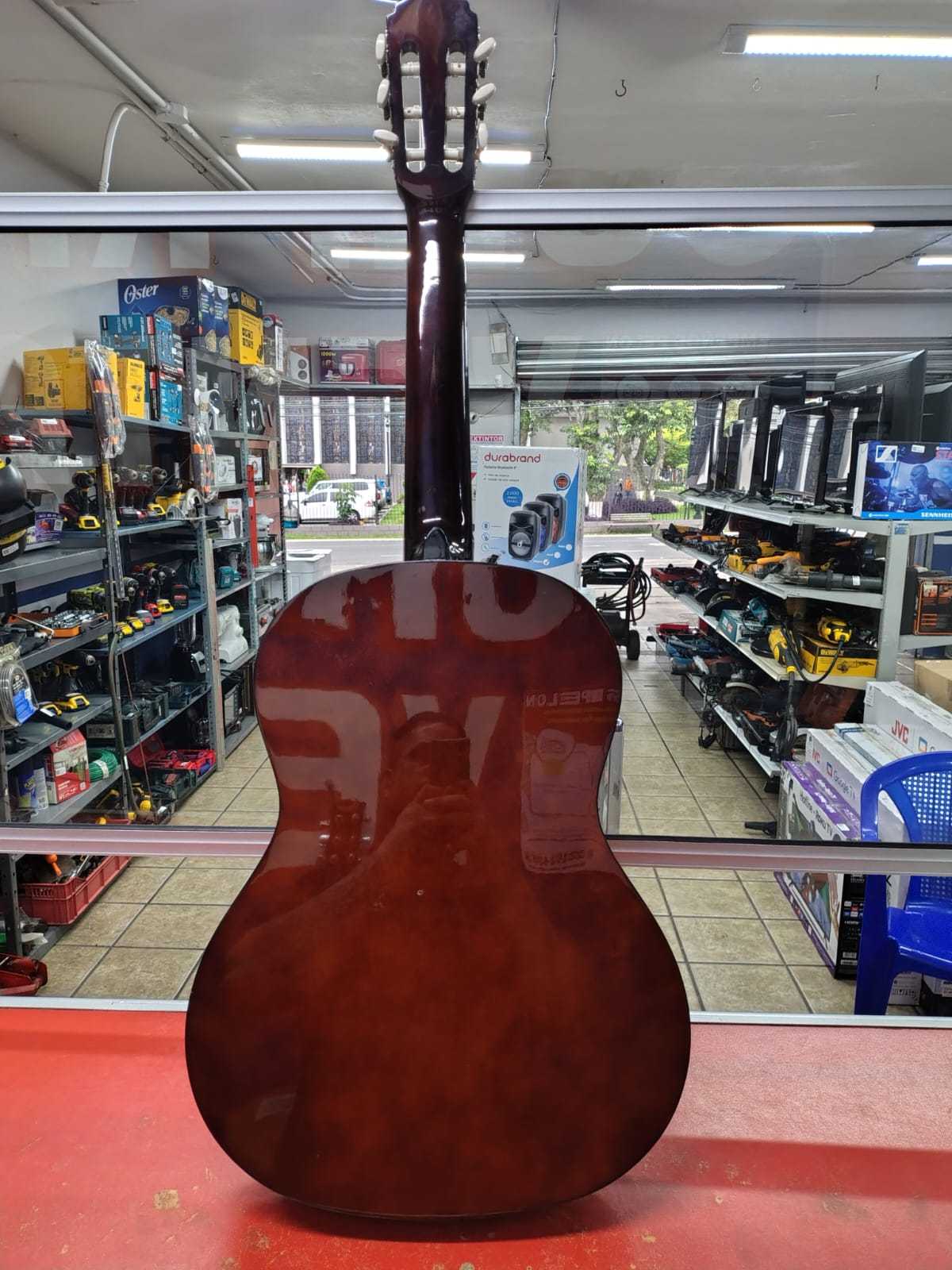 Precio 65 000,00 valencia vc104 Guitarra acustica con estuche( desgastada en la parte de arriba)