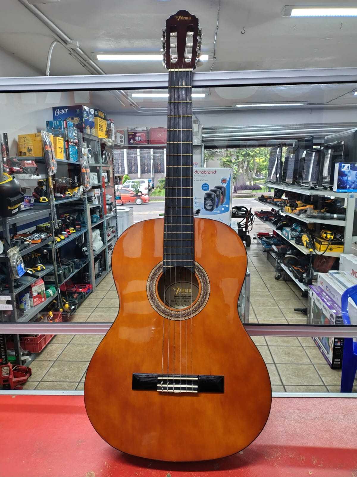 Precio 65 000,00 valencia vc104 Guitarra acustica con estuche( desgastada en la parte de arriba)