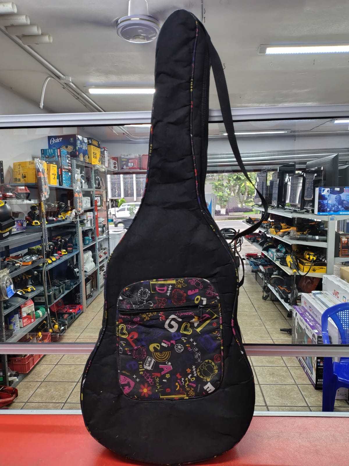Precio 65 000,00 valencia vc104 Guitarra acustica con estuche( desgastada en la parte de arriba)