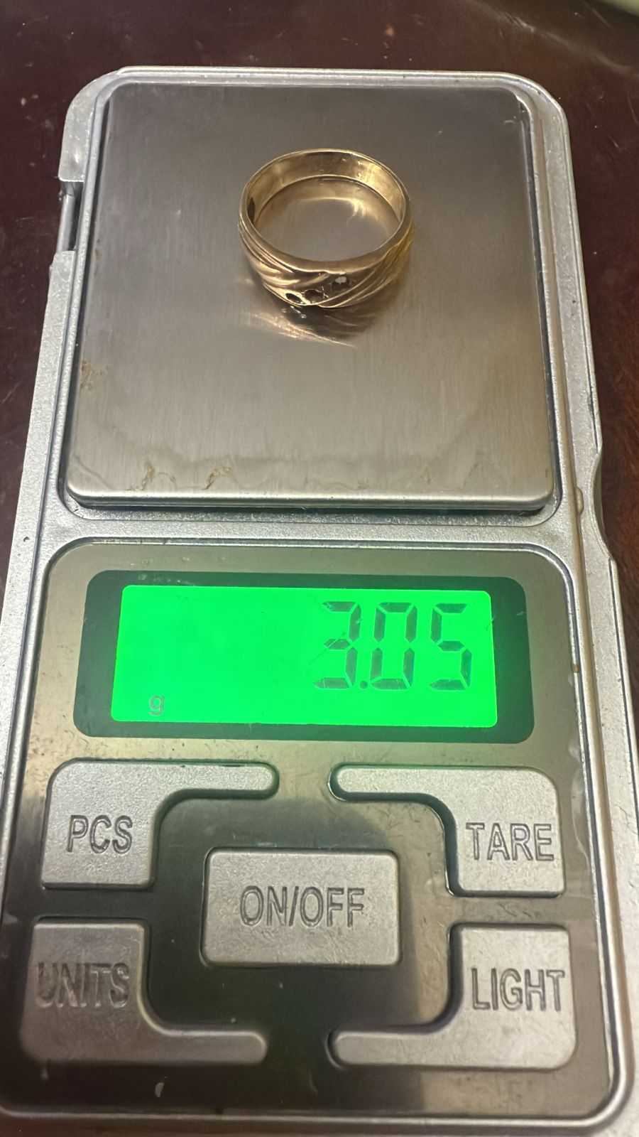 Precio 76 250,00   Anillo 3 zirconias talla 5 3.3g 10k