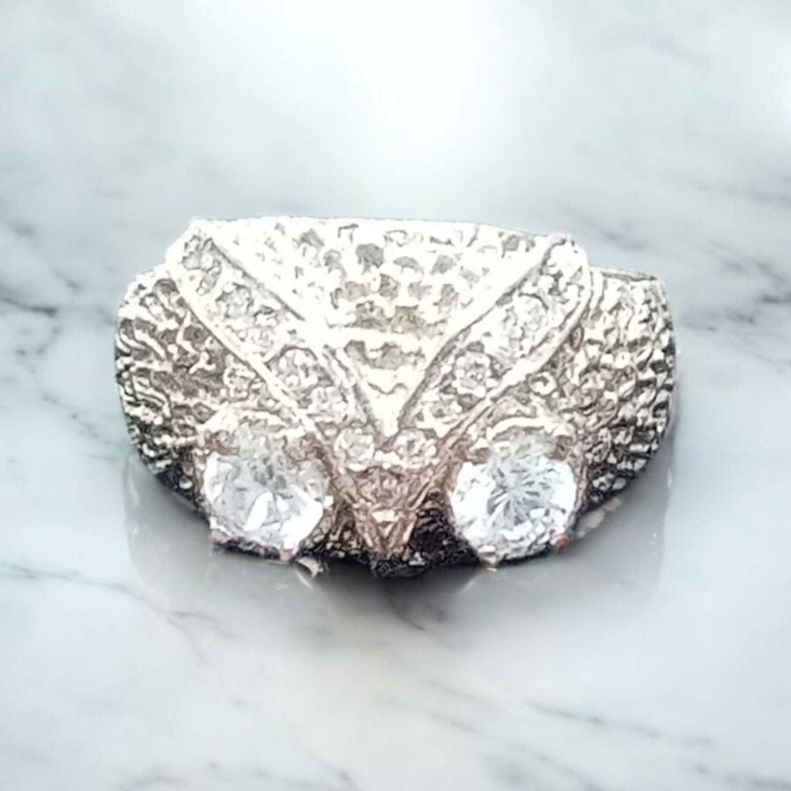 Precio 241 000,00   anillo buho piedras blancas talla  9 y medio
