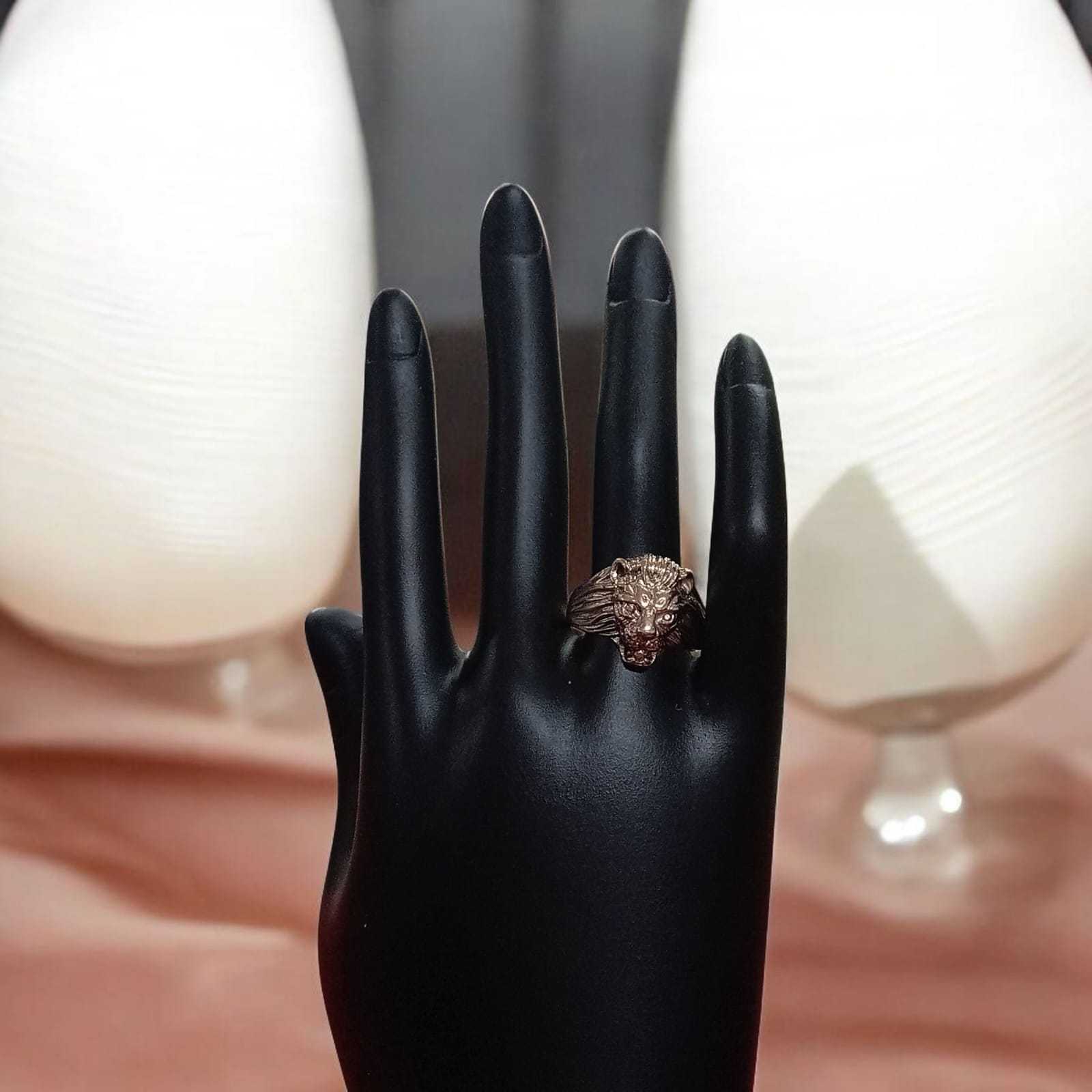 Precio 189 000,00   anillo leon talla  8 y medio