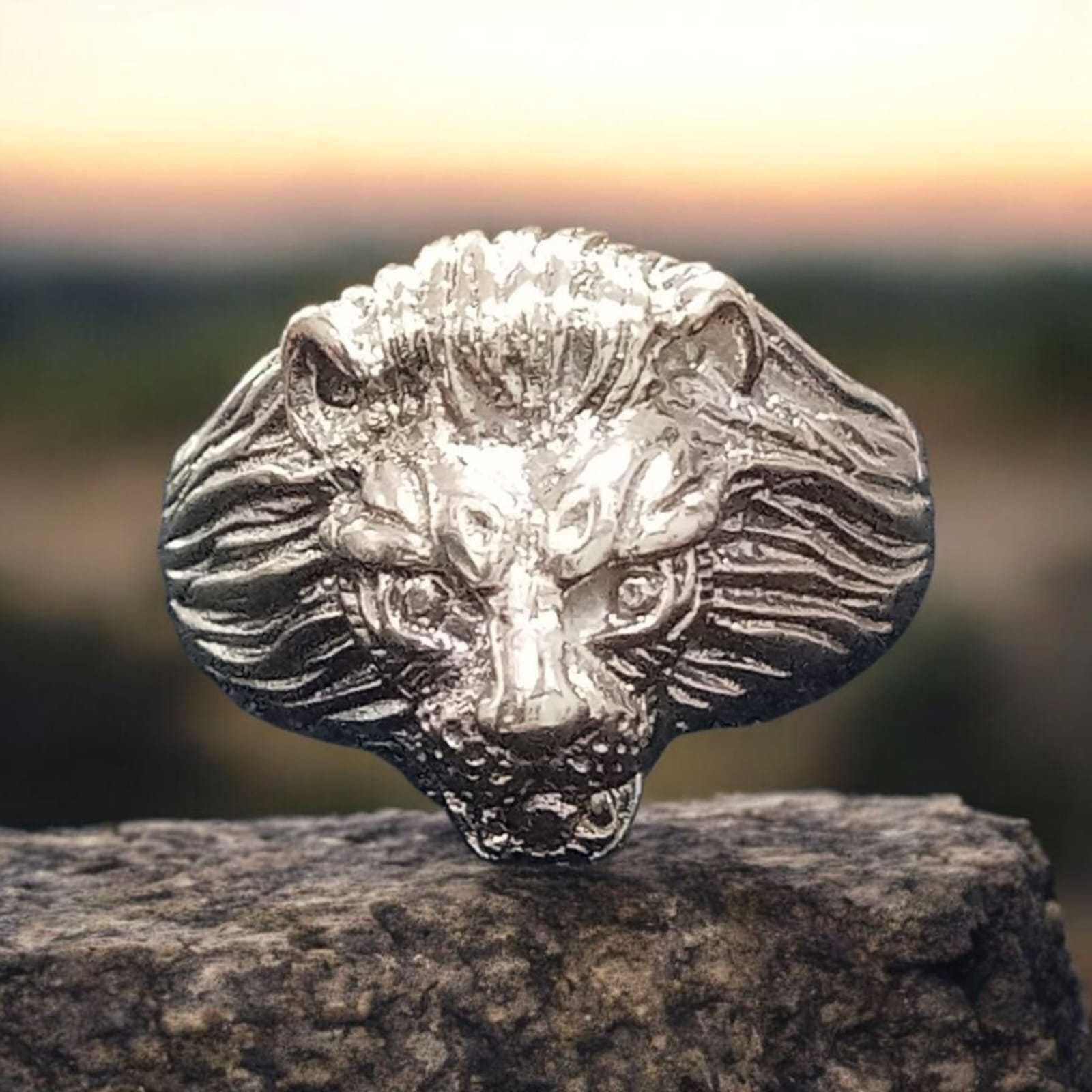 Precio 189 000,00   anillo leon talla  8 y medio