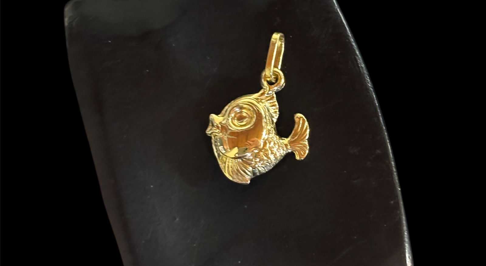Precio 65 000,00   Dije pez 2cm 1.43g 18k