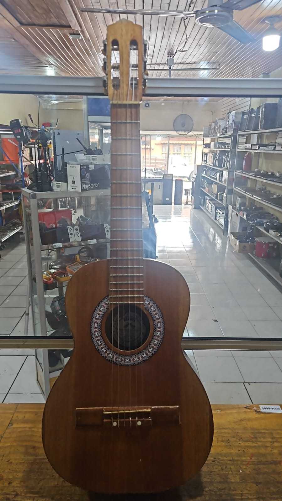 Precio 45 000,00 Breneb  Guitarra acústica
