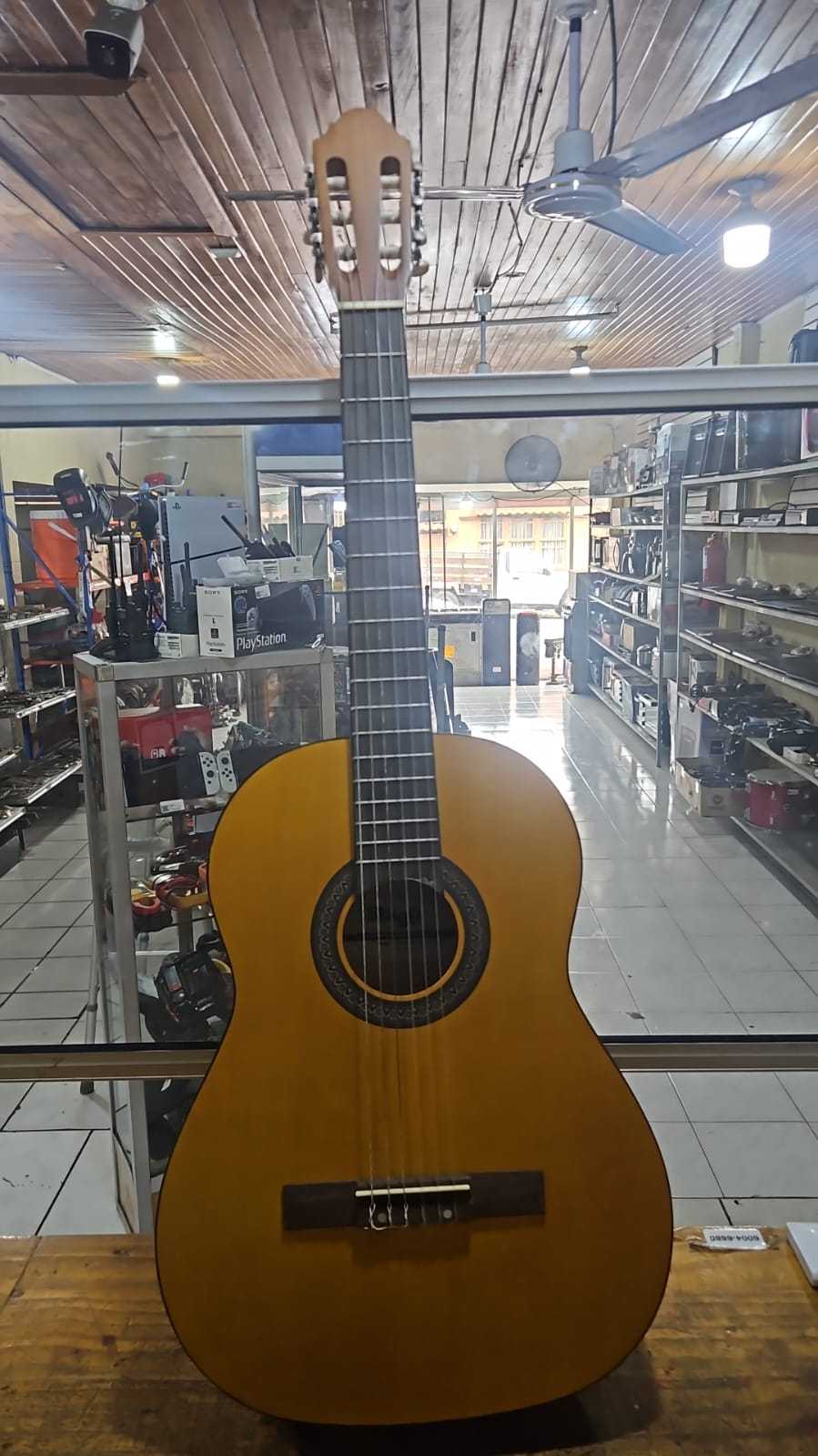 Precio 70 000,00 montana  Guitarra acustica