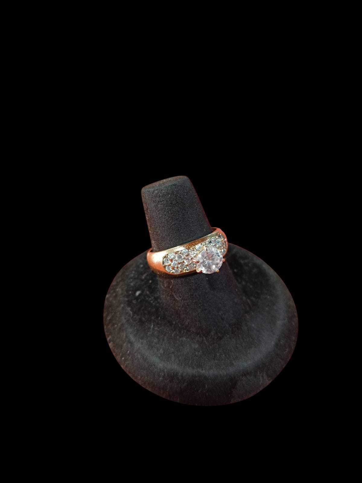 Precio 111 000,00   Anillo de compromiso con zirconitas TALLA 7
