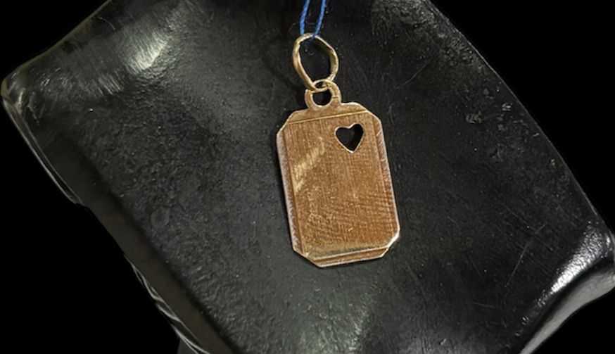 Precio 30 000,00   Dije rectangular corazón 0.9g 1.5cm 10k