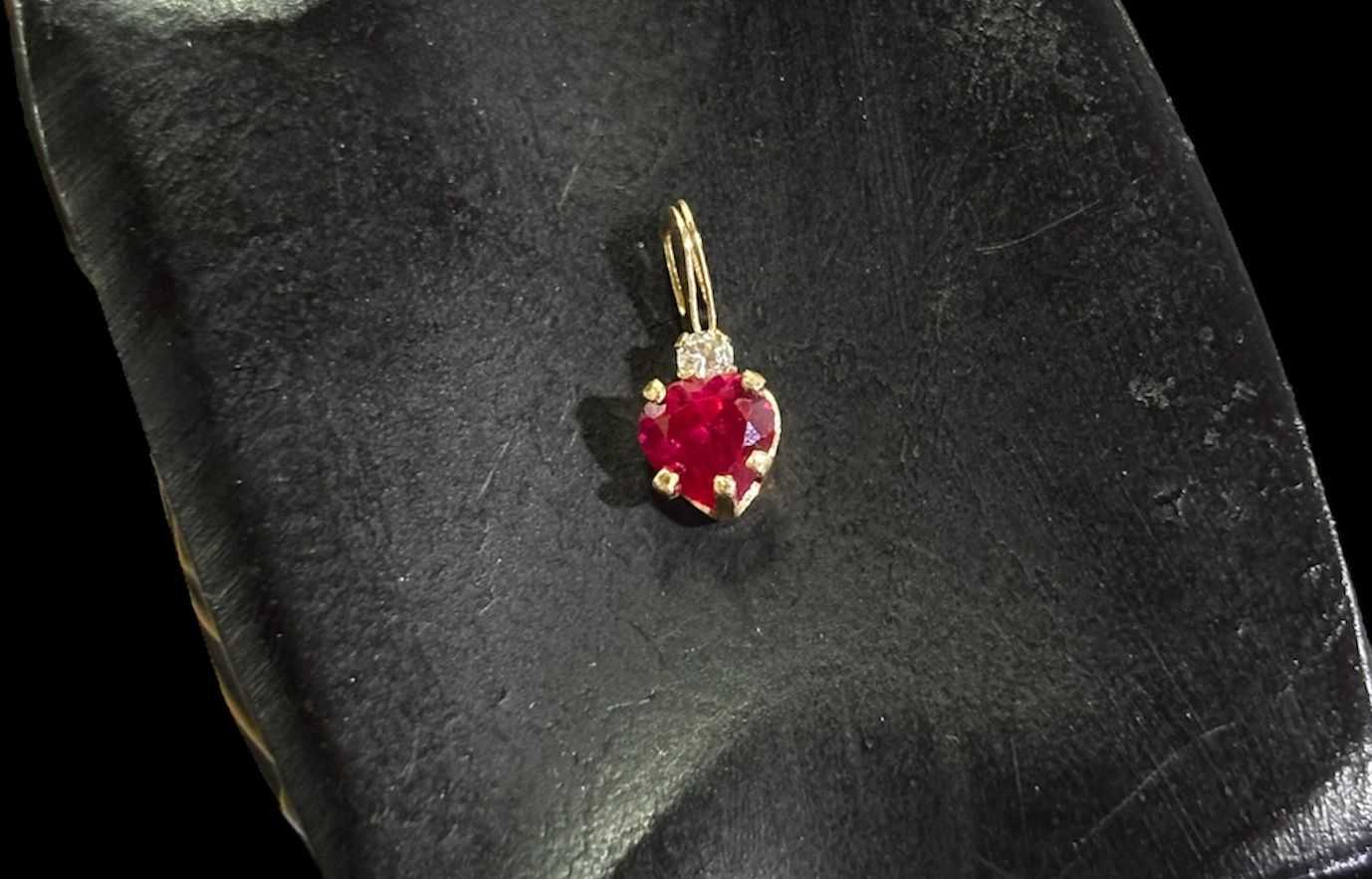 Precio 7 500,00   Dije corazon 0.5cm fucsia 0.3g 10k